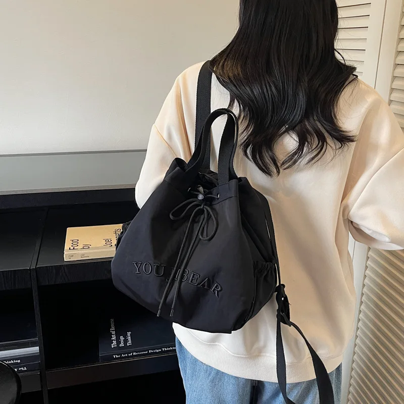 حقيبة ظهر مطرزة على الطراز الكوري 2025 حقيبة مدرب كلاسيكية شتوية جديدة بسيطة موضة مريحة ومتعددة الاستخدامات حقيبة دلو