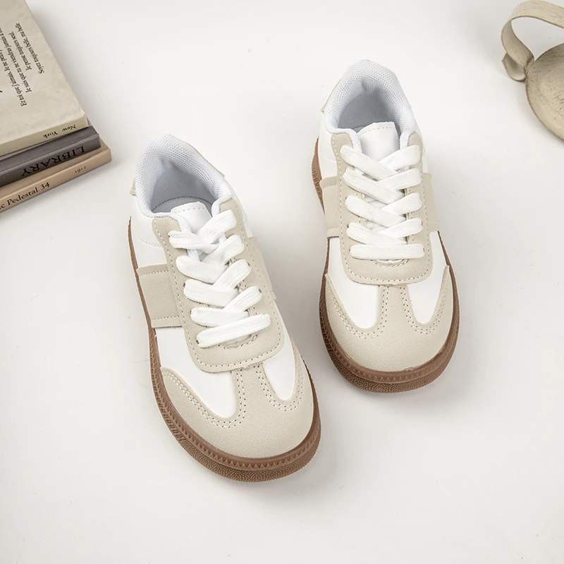 A Pair of Simple Two-Tone Sneakers for Boys and Girls That Are Versatile for All Seasons