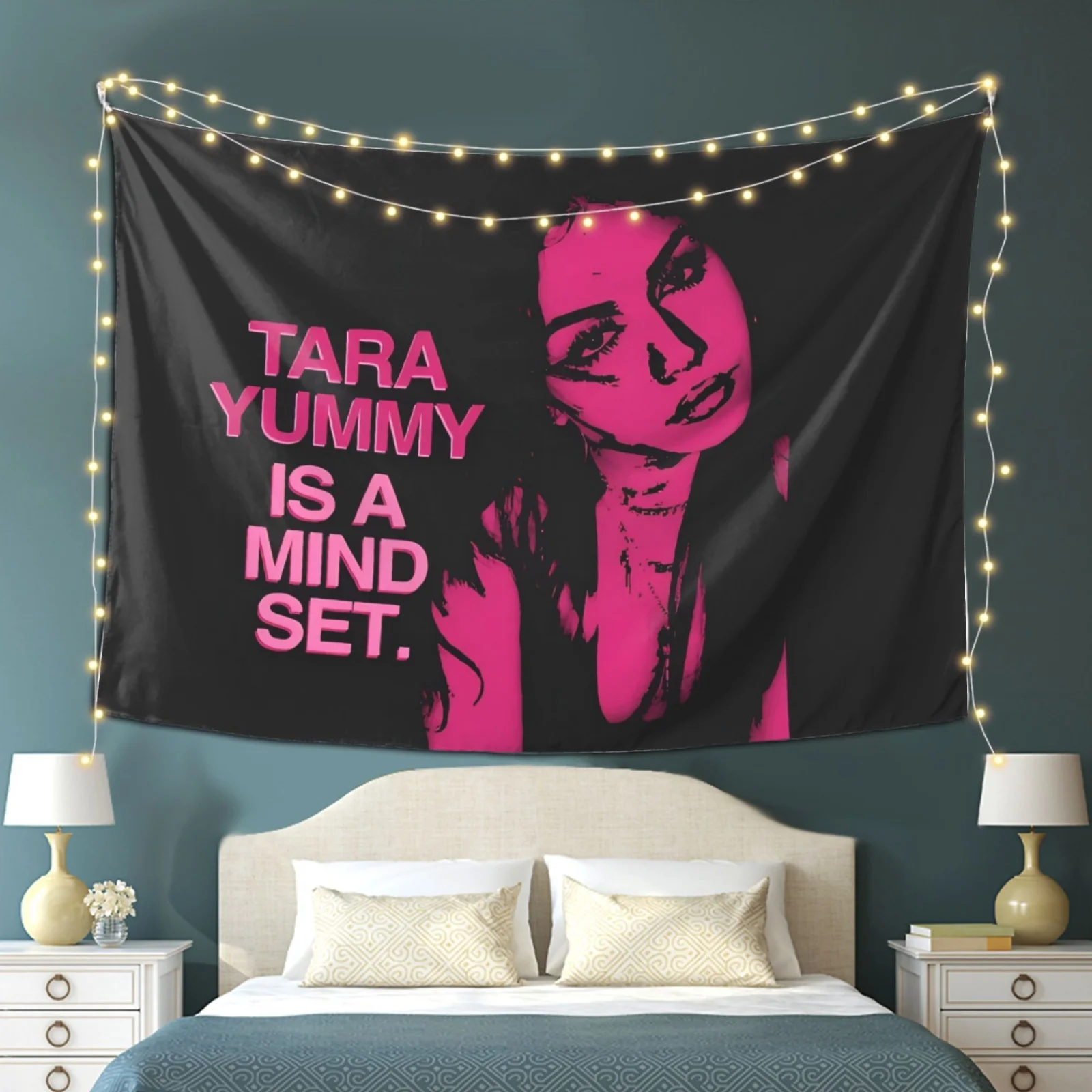 Tara Yummy es un tapiz de pared rosa y negro vibrante con ilustraciones artísticas para decoración de sala de estar y dormitorio