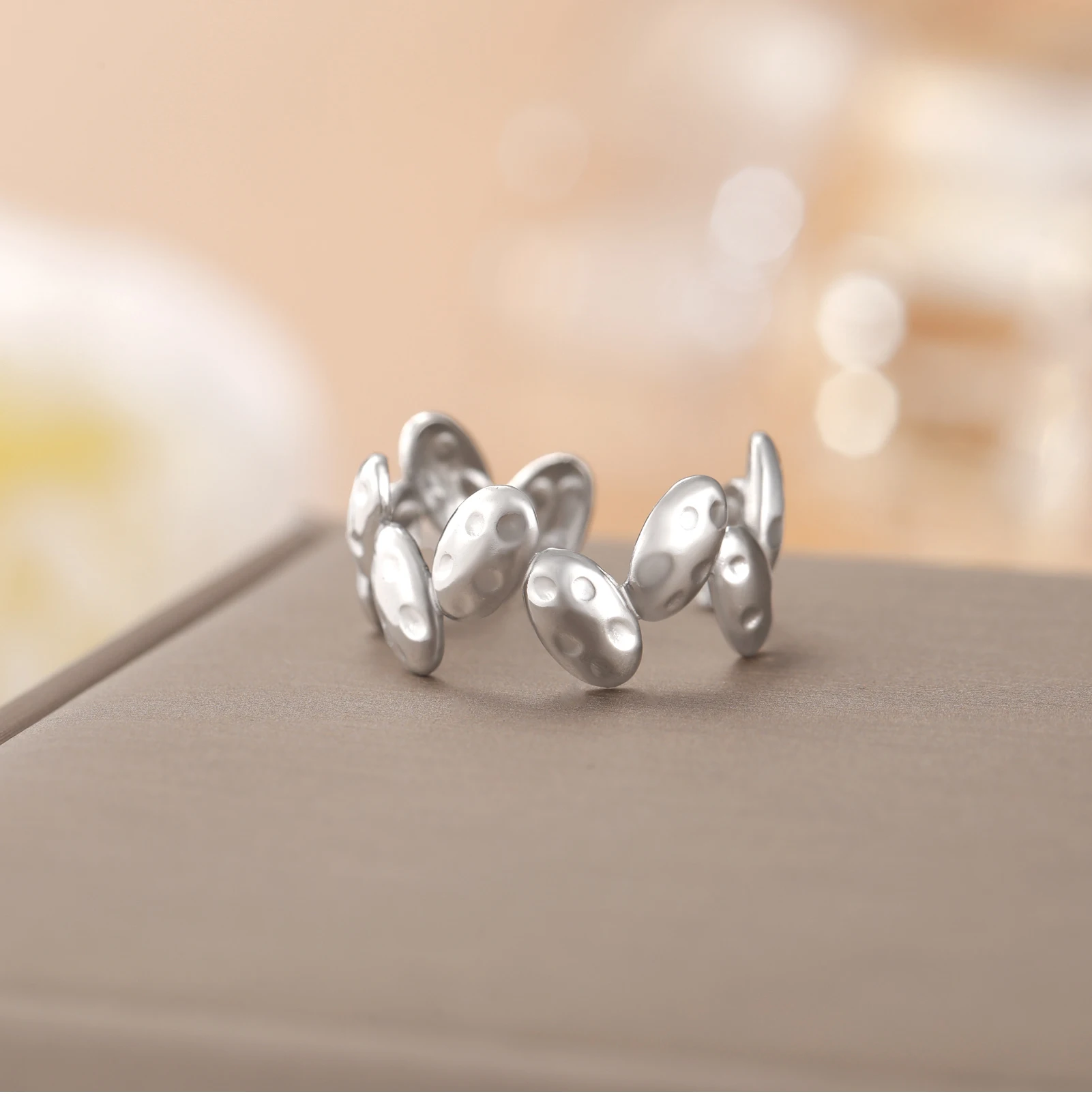 CoolTime Goldfarbene Edelstahl-Damenringe, elliptisch, strukturiert, Wassertropfen-Design, offener Ring, verstellbar, Schmuckgeschenk, Großhandel – Detail 6