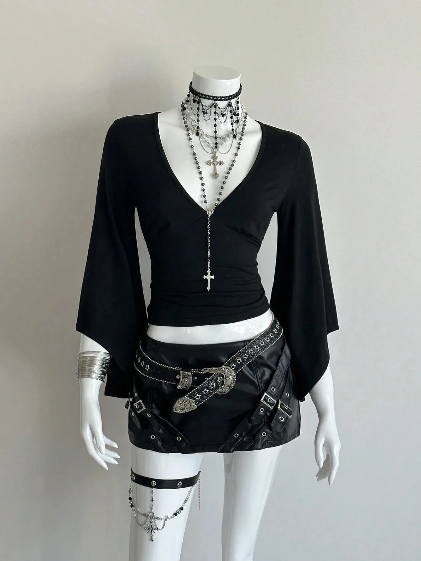 Damen Crop-Top mit tiefem V-Ausschnitt, Reißverschluss vorne, ausgestellten langen Ärmeln, seitlicher Raffung, schmaler Passform, Gothic Streetwear, einfarbig Schwarz, für Ausgeh-Looks, 2026