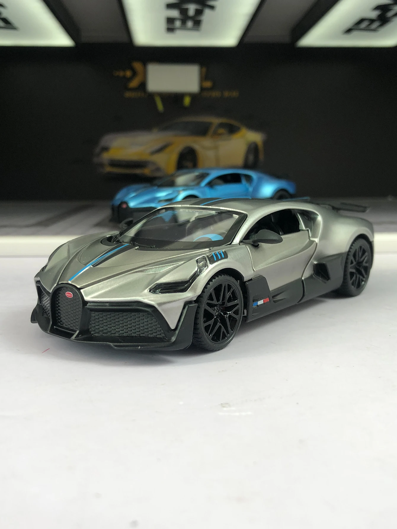 

Модель автомобиля Bugatti Divo из цинкового сплава, масштаб 1:32, статическая модель, металлический коллекционный подарок-автомобиль.
