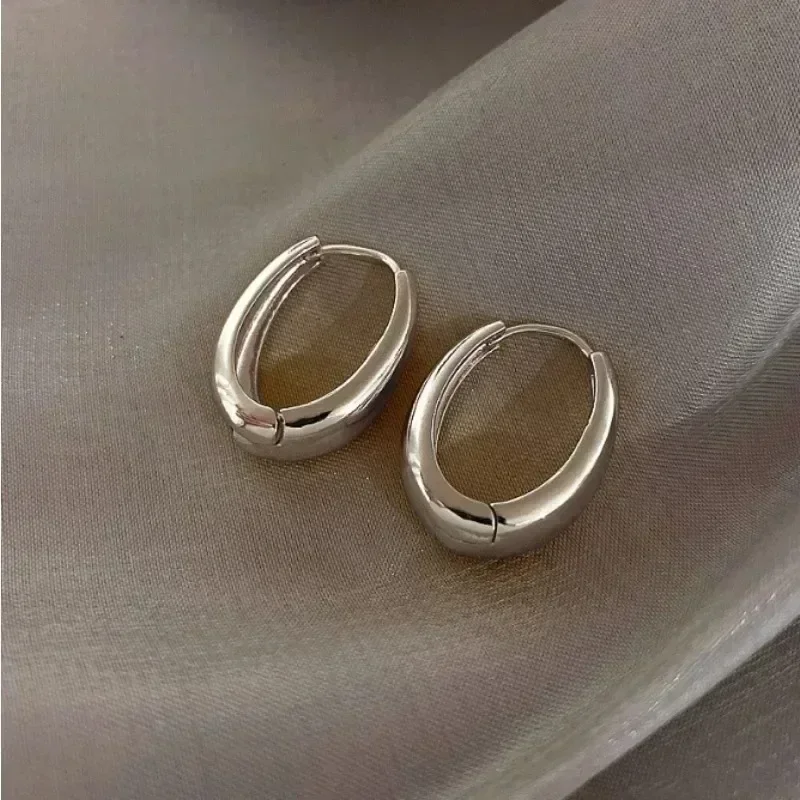 Anting-anting Hoop wanita warna emas geometris logam tren mode desain baru anting-anting wanita minimalis Oval hadiah perhiasan modis