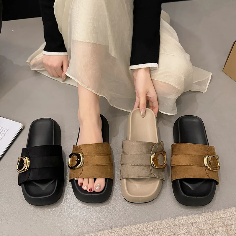 2025 Primavera y novedad de verano Edición coreana moda versátil parte inferior plana una palabra arrastre ropa externa de mujer zapatillas antideslizantes