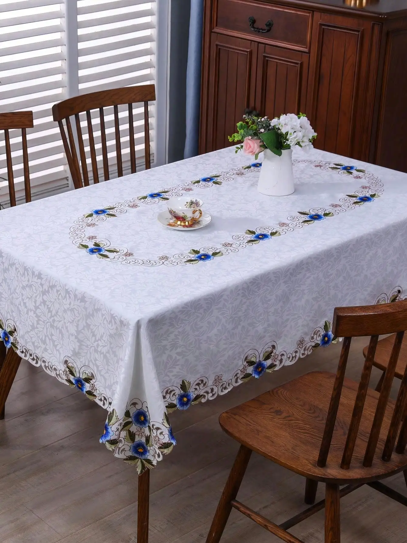 A Piece of Embroidered Floral Handmade Hollow-Out Tablecloth, Light Luxury and Fashionable Polyester Jacquard Fabric, Square and Rectangular Dust-Proof and Heat-Resistant Tablecloth, Suitable for Dining Tables, Coffee Tables, Daily Home Decoration, and Weddings, Parties, and Holidays