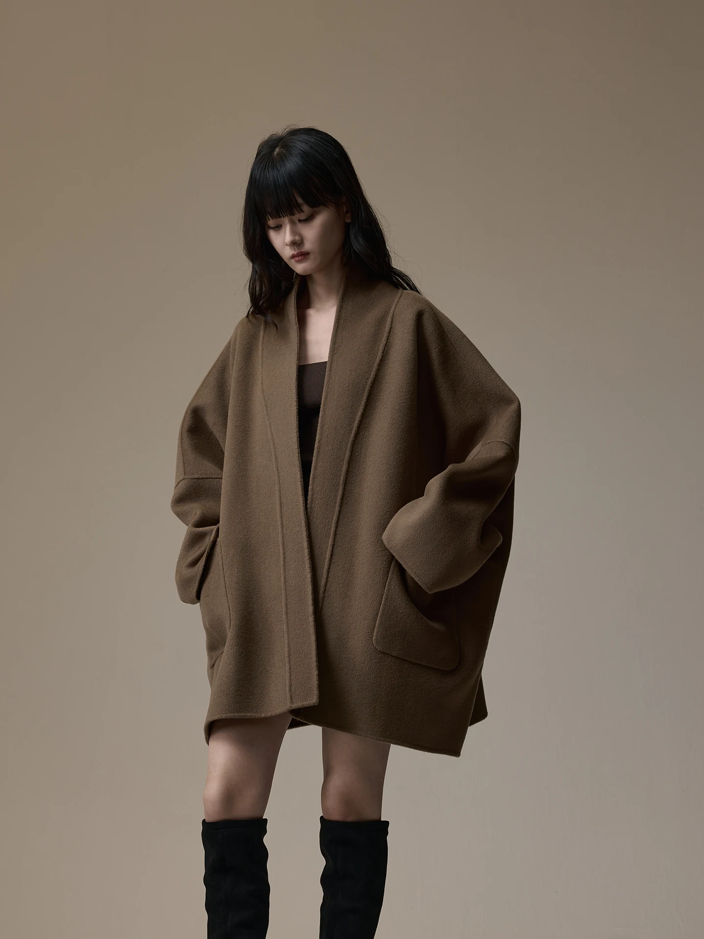 

Двустороннее шерстяное пальто с рукавами «летучая мышь», однотонное, осенне-зимнее, новинка, INOUT Q2025, для повседневной носки, простой свободный крой, V-образный вырез