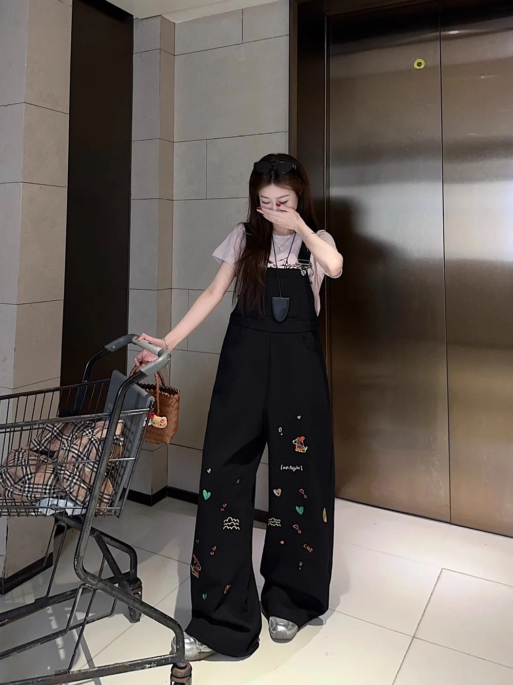 

Джинсовые комбинезоны для женщин, коричневые, рваные, с завязками, разноцветный крой, флокированные, весна-лето, тканевый край, красные детали, эластичная пряжка