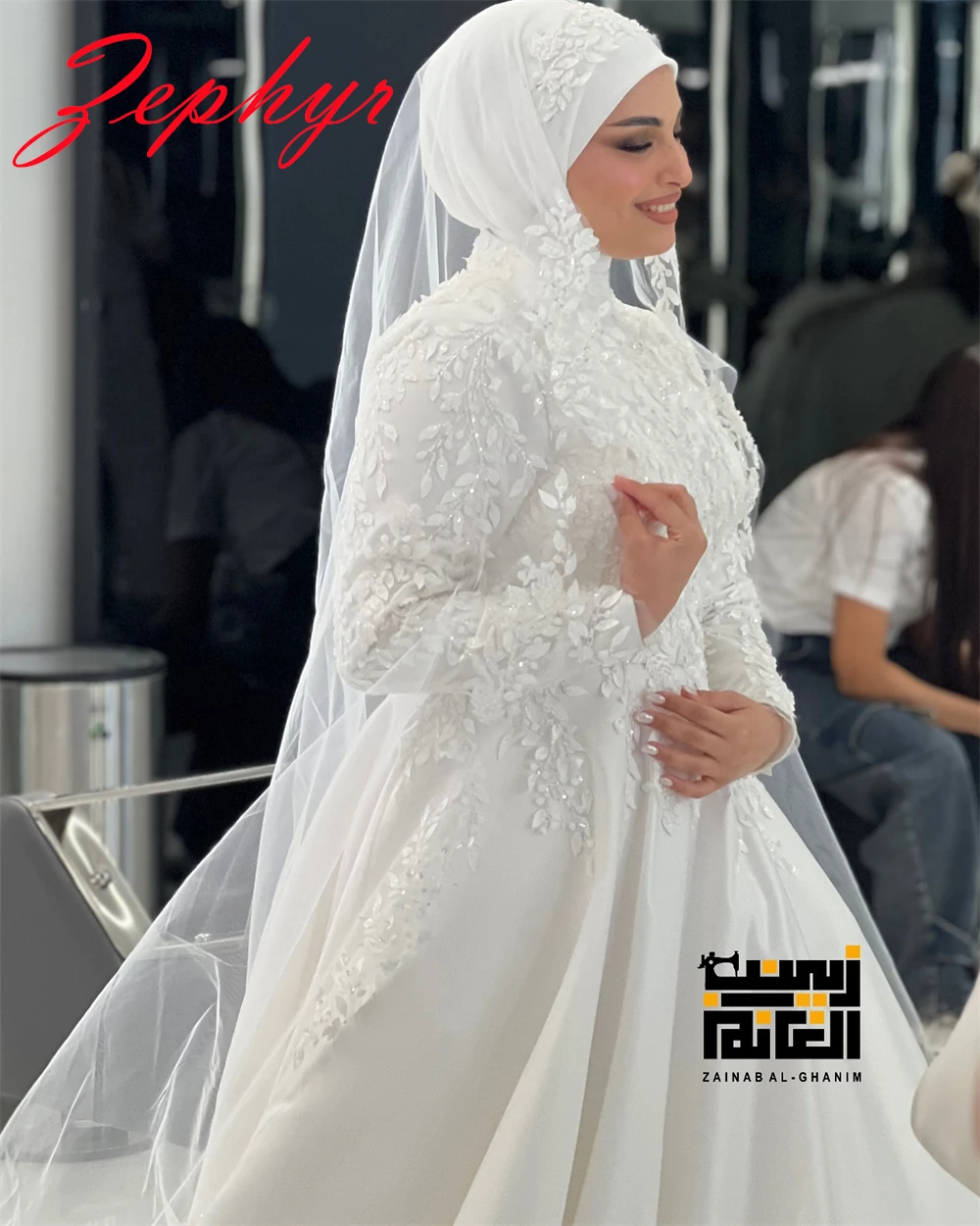 맞춤형 고품질 화이트 새틴 아플리케 웨딩 드레스 절묘한 높은 넥 라인 긴 소매 채플 트레인 신부 가운