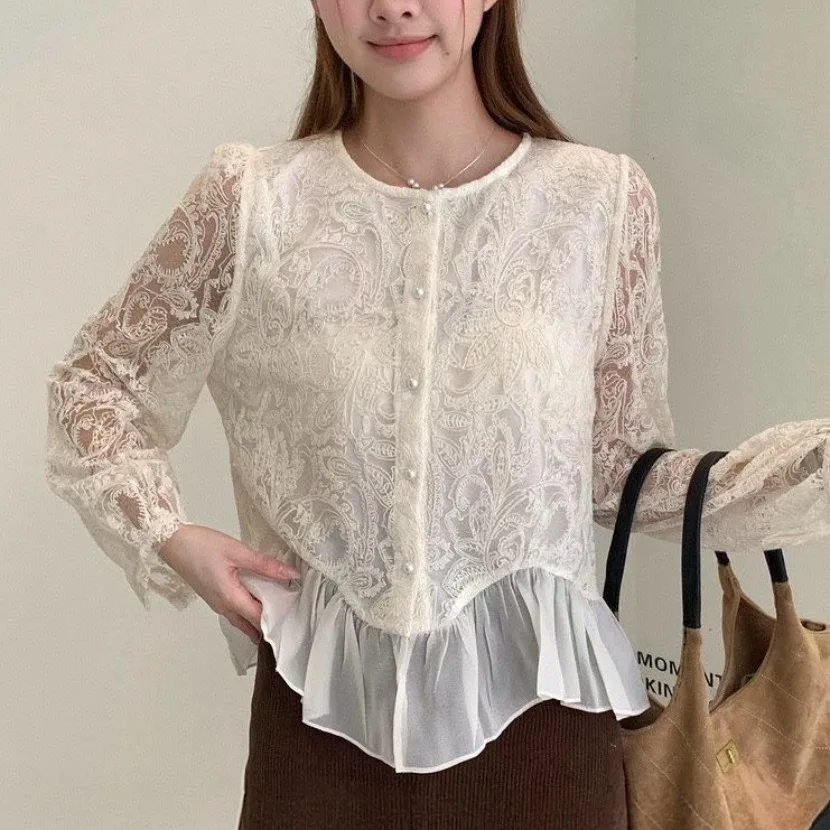 

Корейская весенняя блузка с асимметричным кружевным подолом и вышивкой, приталенный крой, удлиненный рукав, для женщин