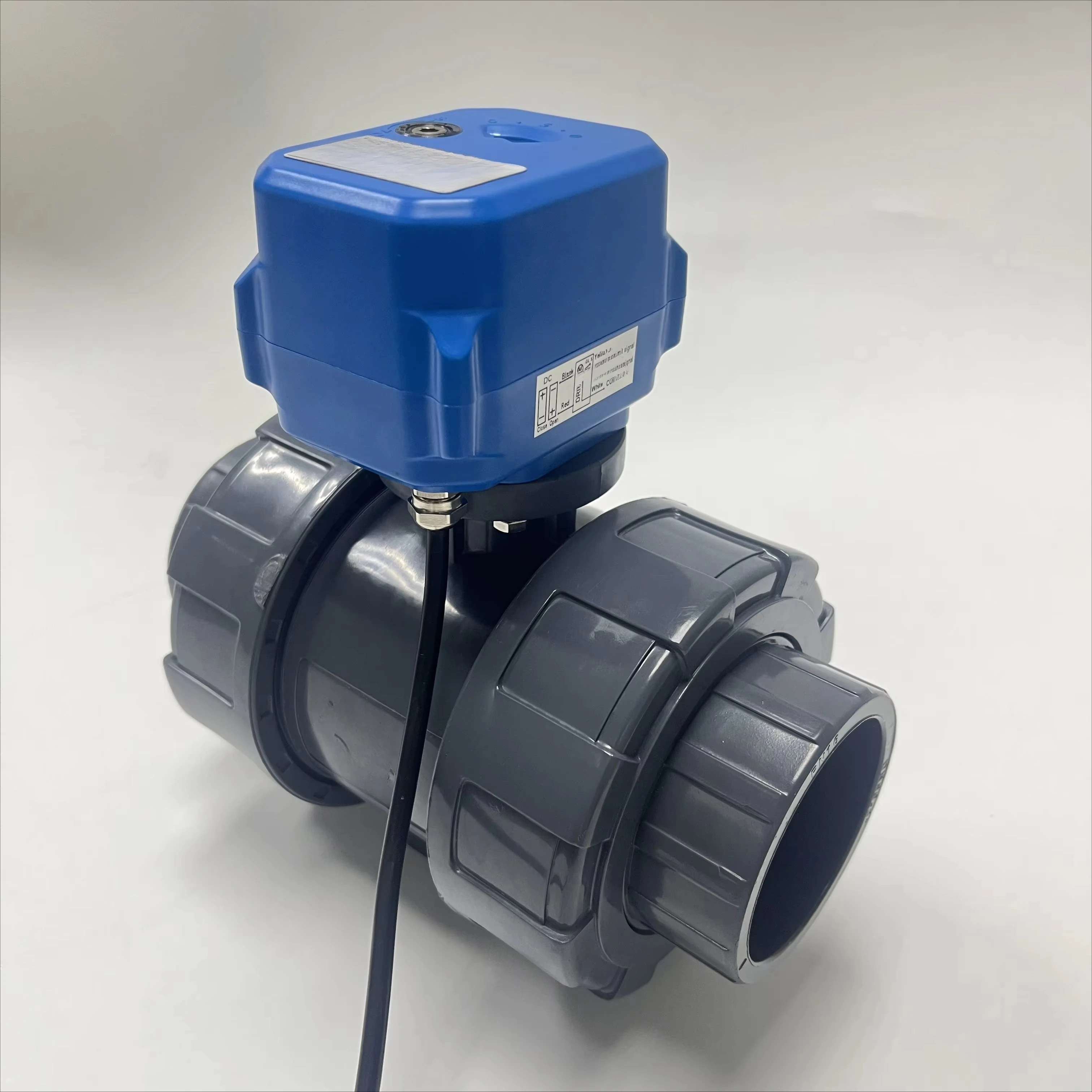 صمام كروي للتحكم في المياه بمحرك كهربائي ثنائي الاتجاه لأنظمة الأنابيب 2 "DN50 PVC/UPVC مقاومة وسائط الأحماض والزيت بدرجة حرارة عالية