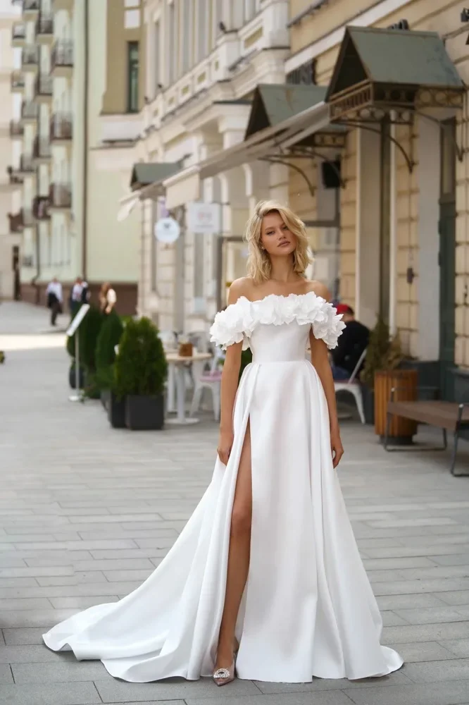 Flavinke personalizado elegante fuera del hombro flor satén una línea Vestidos De Novia con abertura lateral princesa Vestidos De Novia 2025