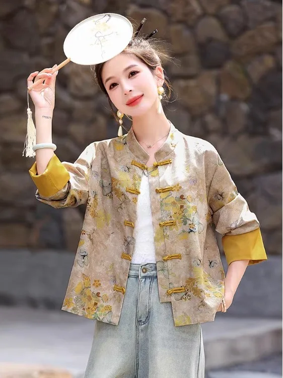 سترة صينية جديدة لربيع 2026 بطباعة زهور وأزرار أمامية بتصميم فني وطابع وطني وياقة عالية للنساء