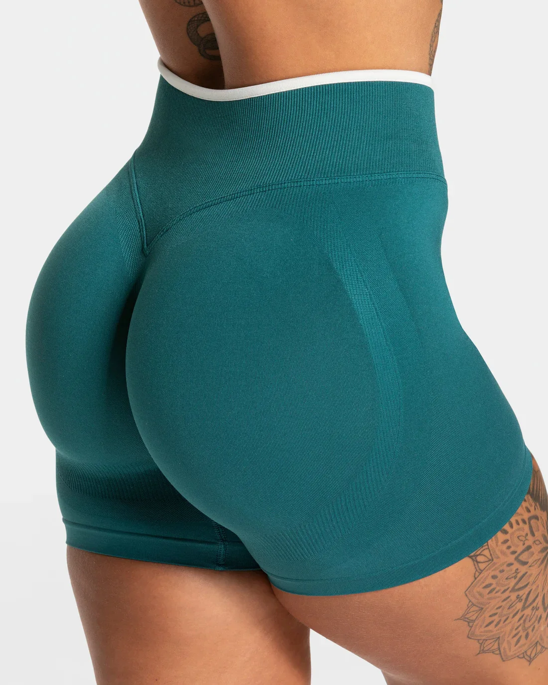 Nahtlose weiße Yogashorts mit Farbblock-Design für Damen, hohe Taille, Po-Lifting-Effekt, Workout-Gym-Shorts, Laufshorts, Leggings zum Einzeltragen – Detail 15