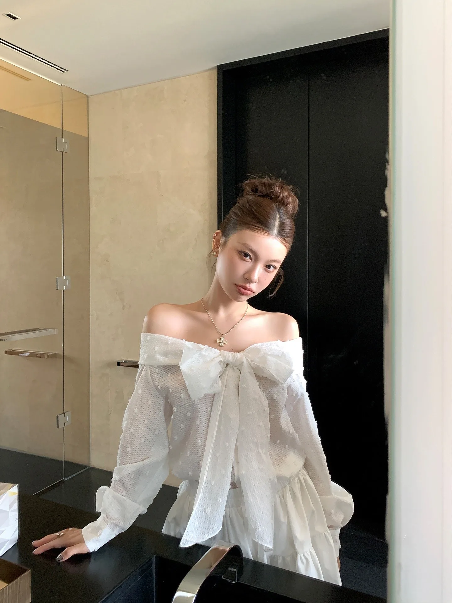 

LIONE Alice Confion Millionaire Текстурированный узел на одно плечо с длинными рукавами и французским шлейфом, прямой крой, дышащий...