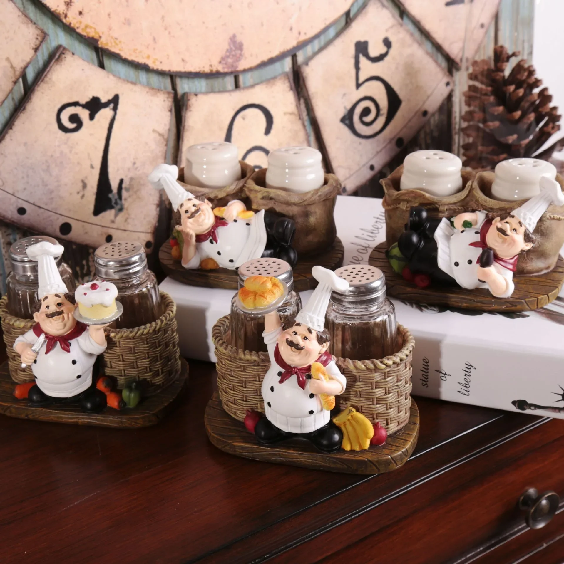 Creative vintage chef decor coffee shop western restaurant hotel pepper shaker spice jar craft ornamental display
