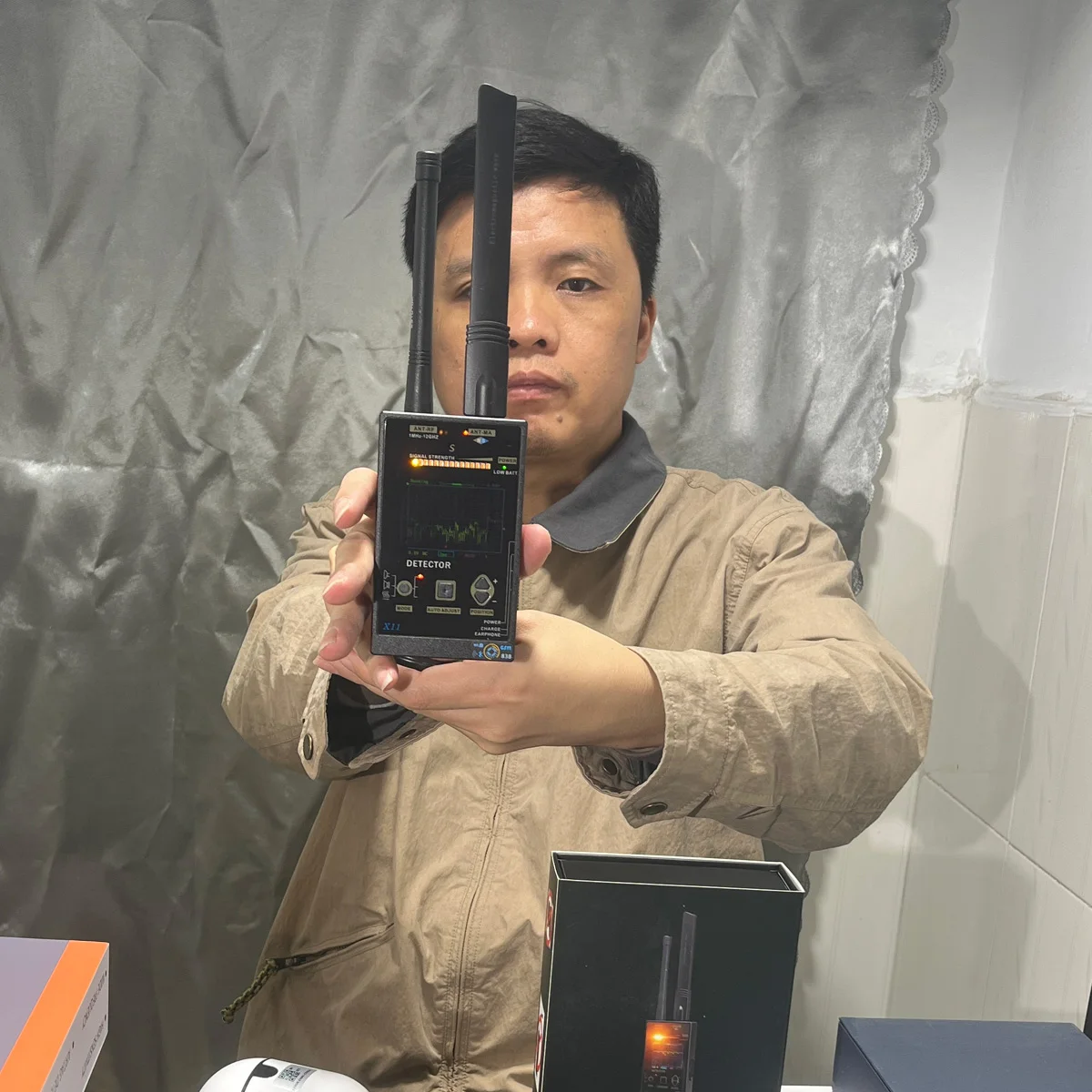 

Wide Band Bug Detector 1MHz to 12GHz – Professional Anti Spy Device for Camera, GPS, Phone Signal, Magnetic Detection, Handheld