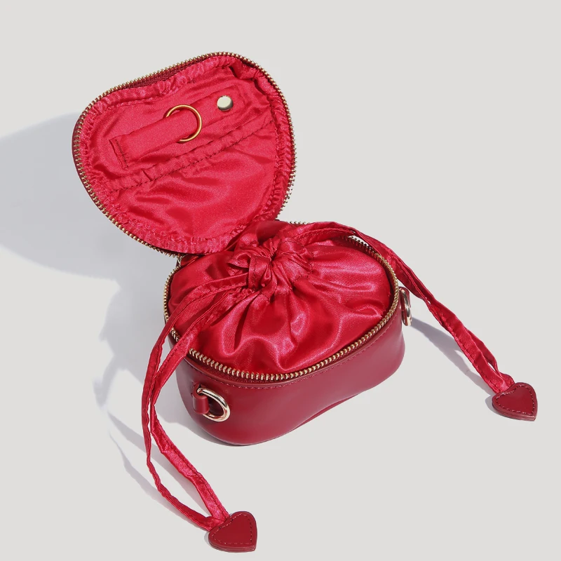 Mini Coeur Sac Pour Femmes De Luxe Designer Cosmétique Sac 2024 Nouveau En PU Damier Coeur Motif Boîte À Bijoux Chaîne Bandoulière haute qualité livraison gratuite l'expédition rapide est arrivée