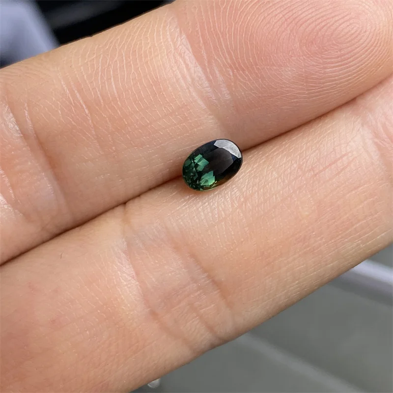 1 zaffiro naturale ovale da 4,3 * 6,2 mm, pesatura 0,8 carati, può essere utilizzato come anello o pendente