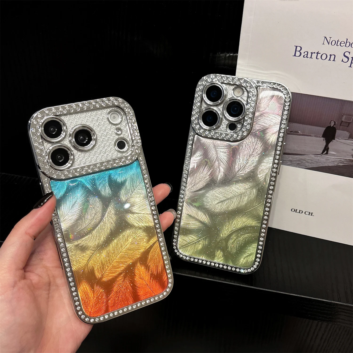Capa Protetora Antichoque com Glitter e Diamantes para iPhone 17 16 15 14 13 17 Pro Max com Padrão Gradiente de Penas e Proteção de Lente