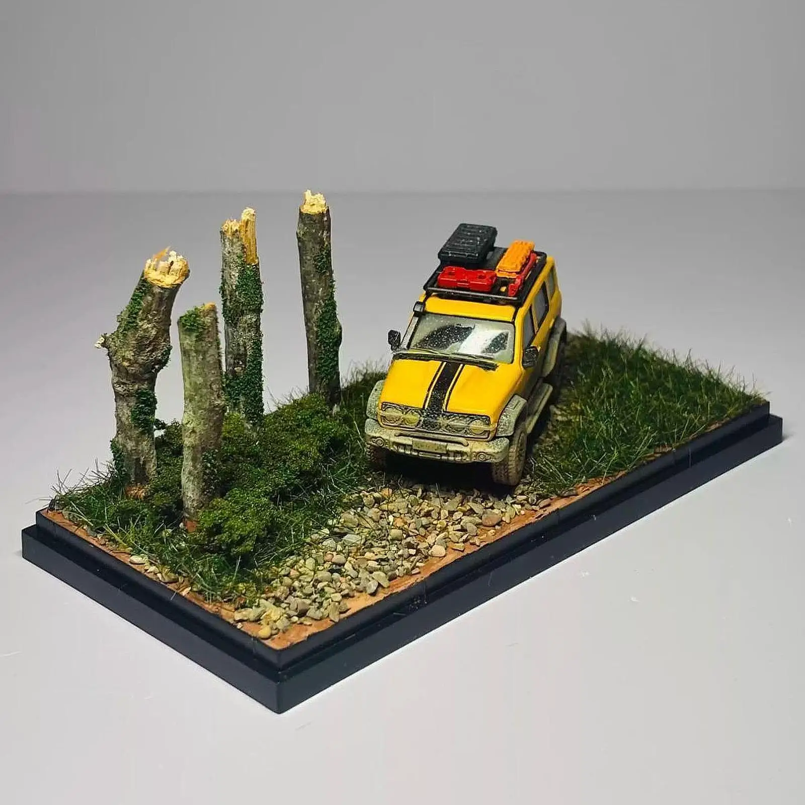 

1/64 Vehicle Model Display Case Protection Transparent Cover Showcase with Artificial Glass and Tree Trunks Parking Scene
