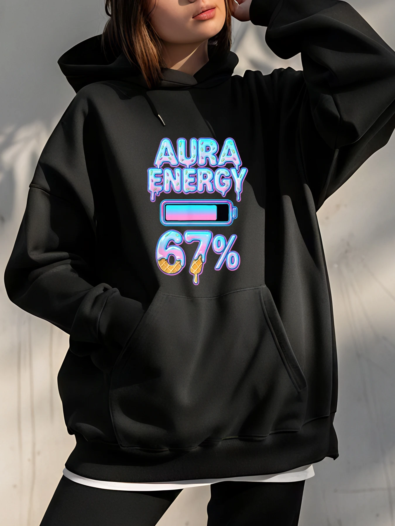Felpa con cappuccio grafica Aura Energy al 67 per cento con design a batteria al neon per lo stile streetwear urbano