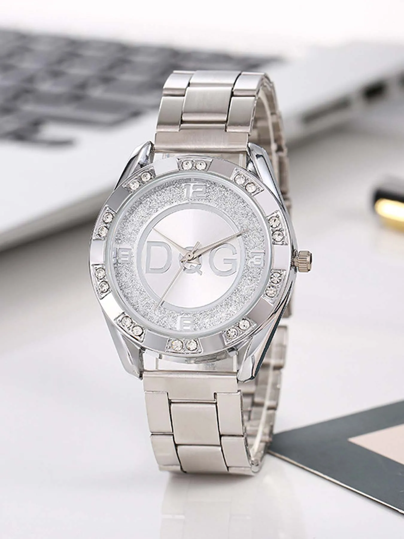 Luxury Rhinestone Bezel Women Quartz Wrist Watch Glitter Powder Dial Alloy Steel Band Fashion Ladies Dress Wristwatch Gift