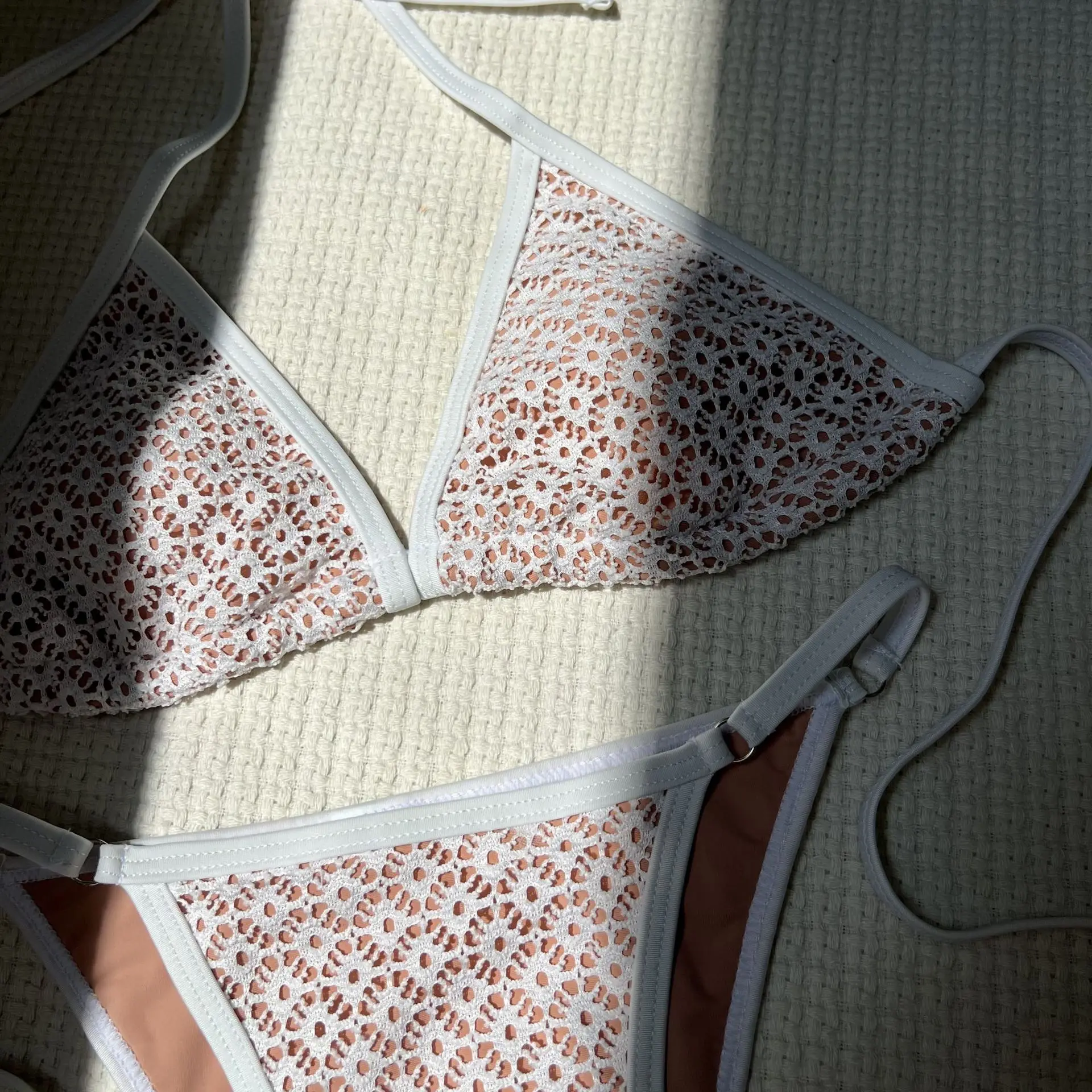 新しい中空視点の超セクシーなスプリット水着ビキニ