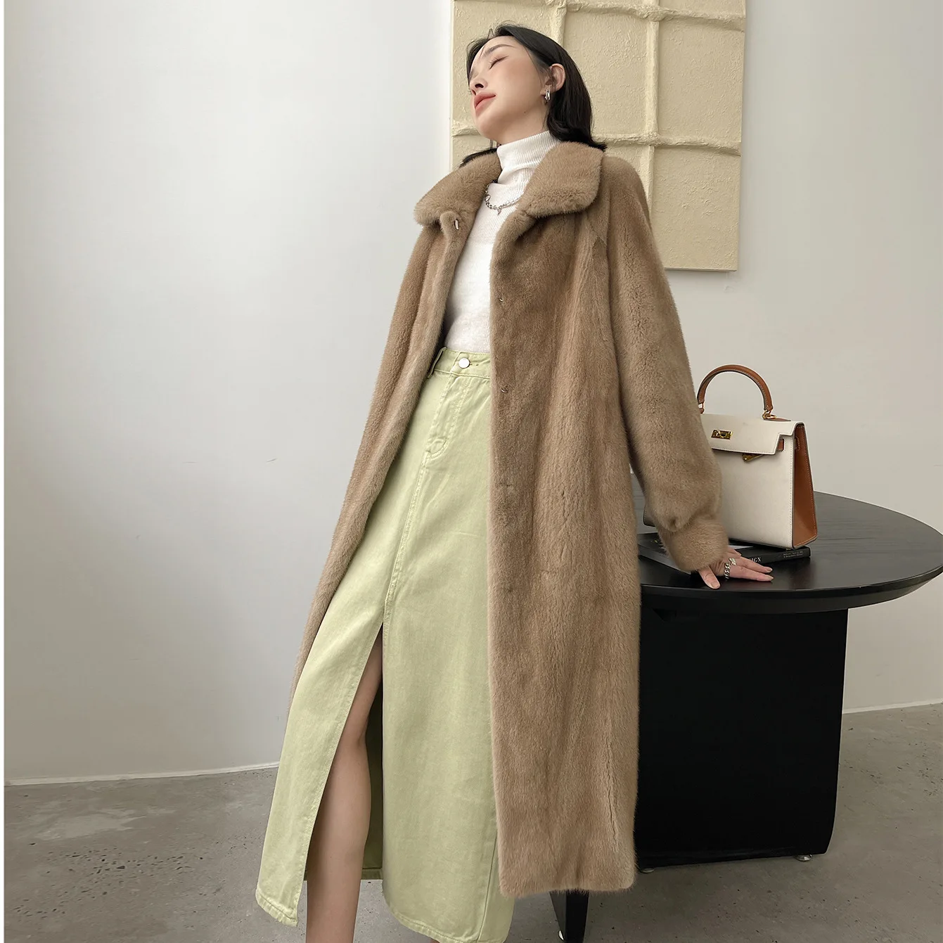 2025 Autunno / Inverno nuovo cappotto di visone di velluto importato, visone intero da donna, cappotto lungo al ginocchio in pelliccia di visone