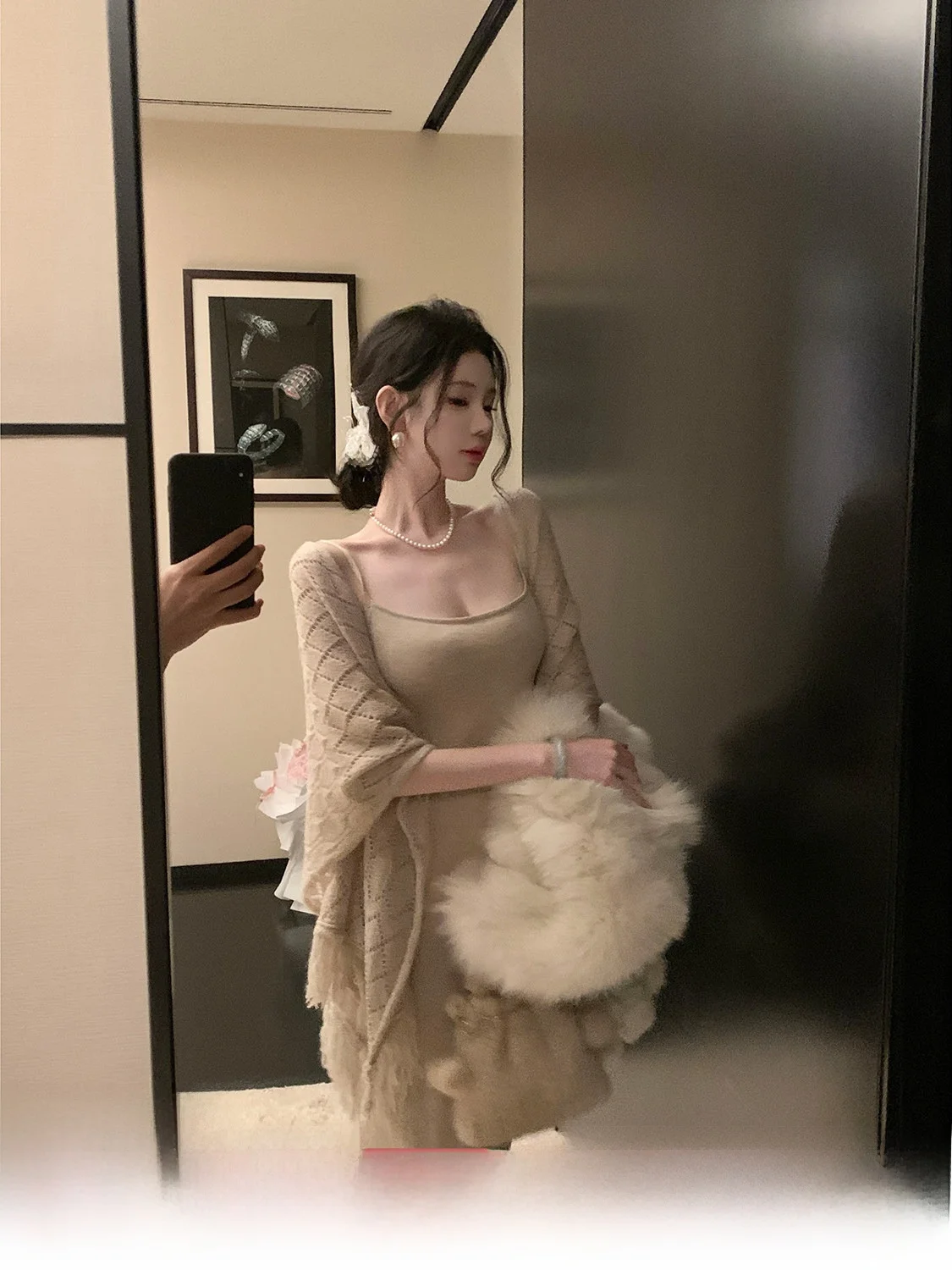 

Женский комплект из двух предметов Sy Autumn Winter: вязаный шерстяной свитер с бахромой и ажурным узором, а также мягкие брюки из полиэстера, акрила и нейлона.