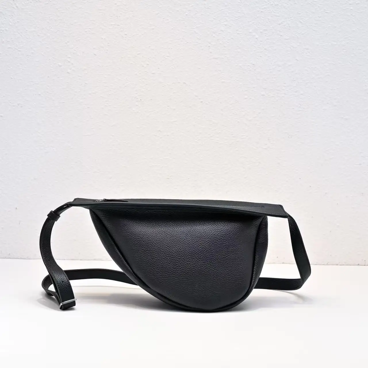 2025 new black chest bag, soft leather texture, commuting, delicate and elegant, daily versatile.