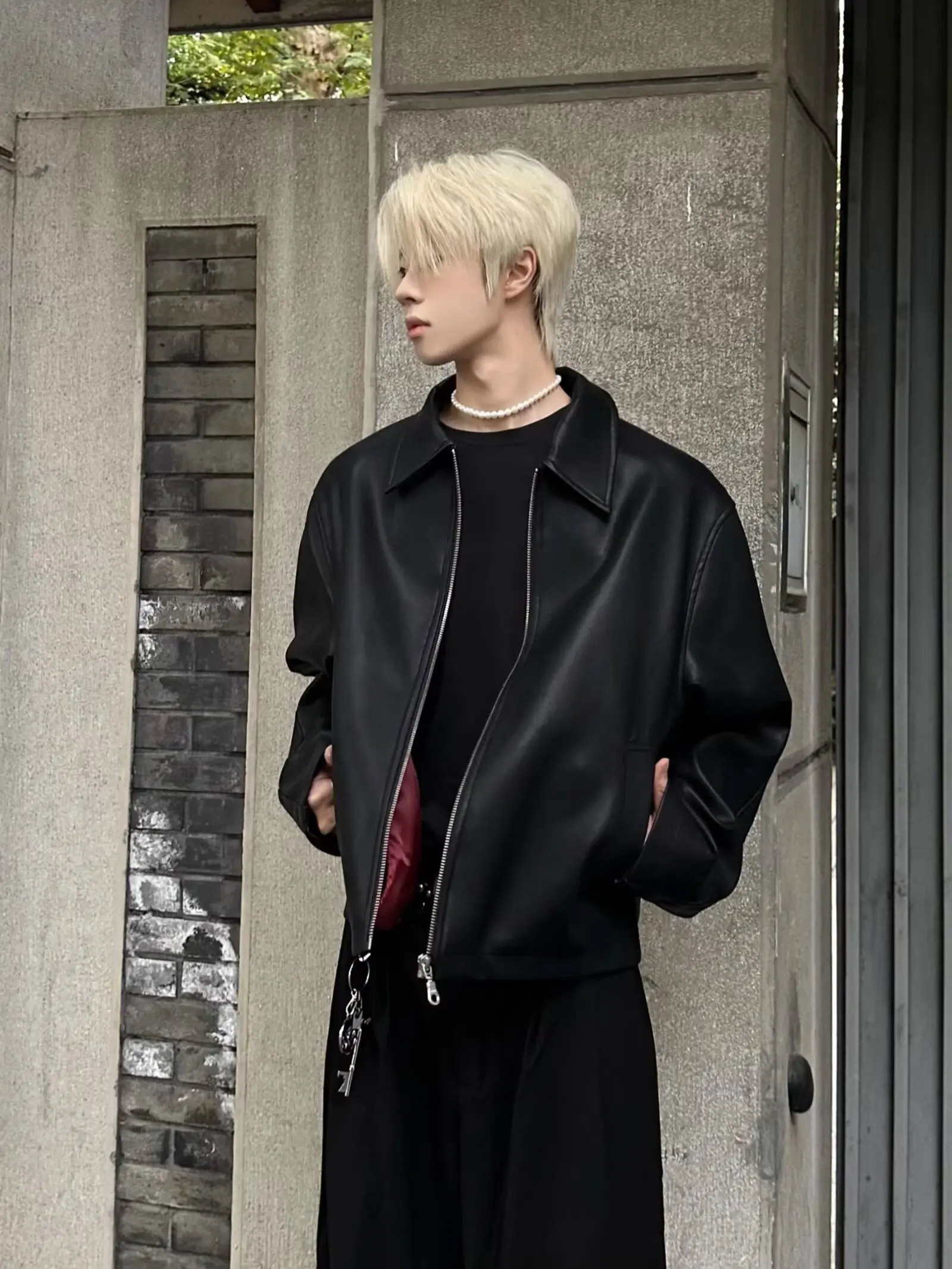 

Men's American High Street Simple Black Short Jacket, Fashionable Casual Top with Lapel Zipper Pu Leather Jacket