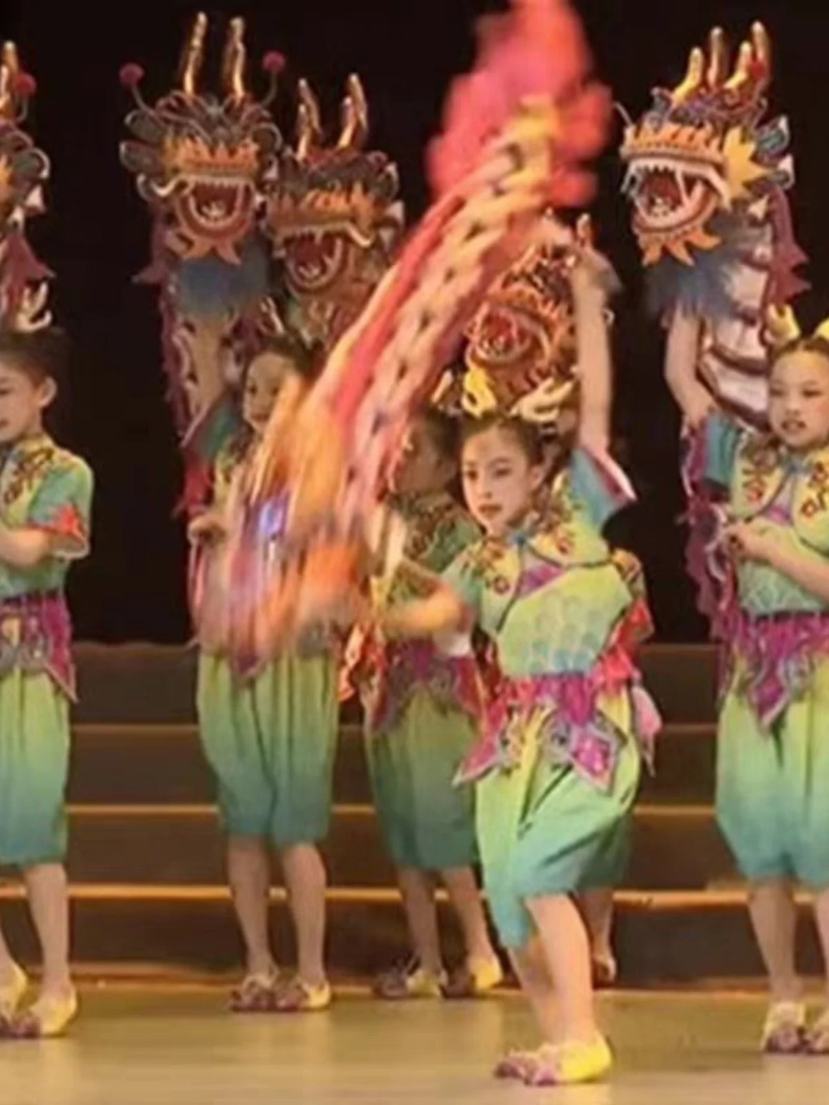 

Костюм для танцевального выступления «Веселый танец»: Девочка-дракон, реквизит для танца льва, детская сценическая одежда, традиционный китайский наряд для выступлений.