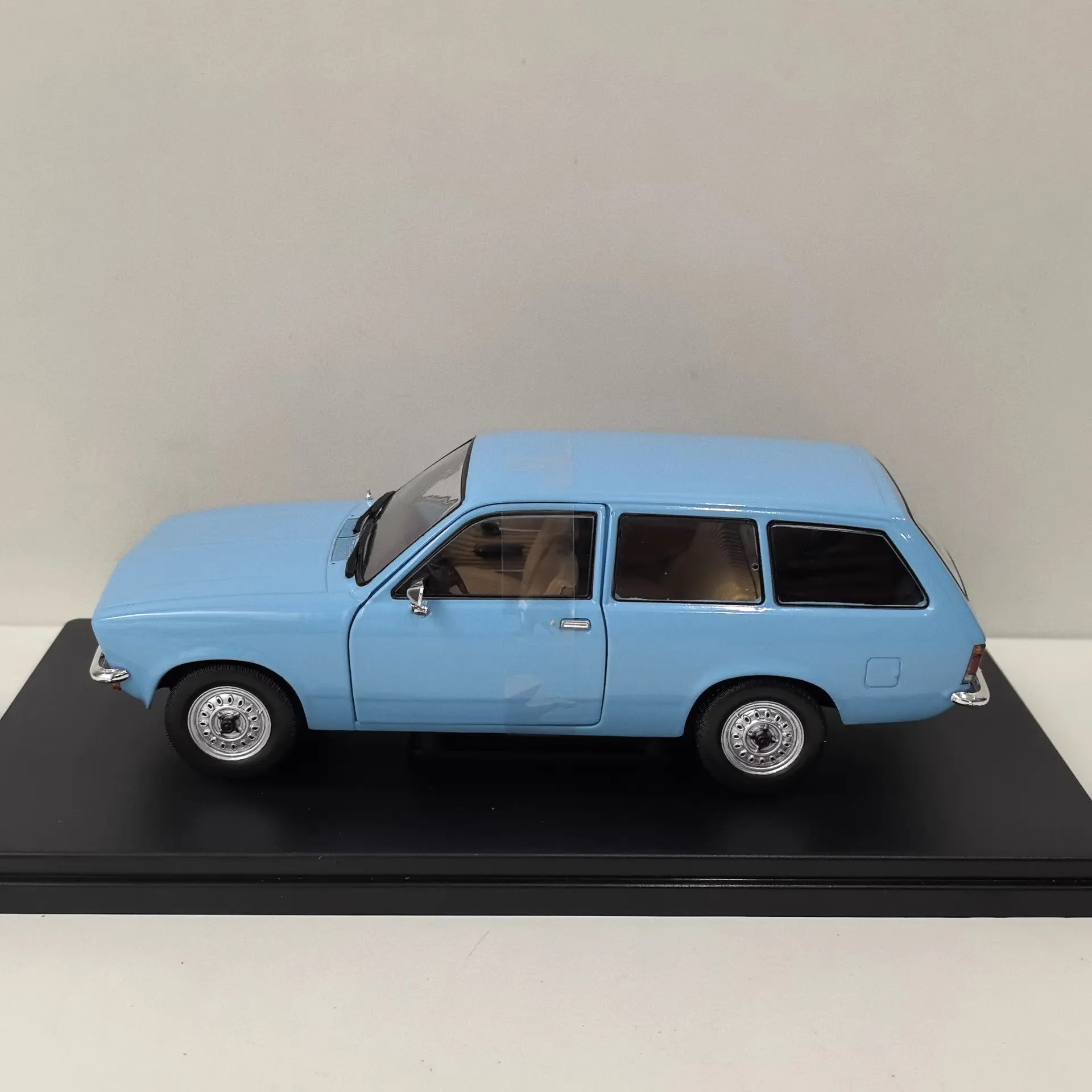 Diecast WHITEBOX 1/24 Scale OPEL KADETT C CARAVAN Alloy Car Model view 2