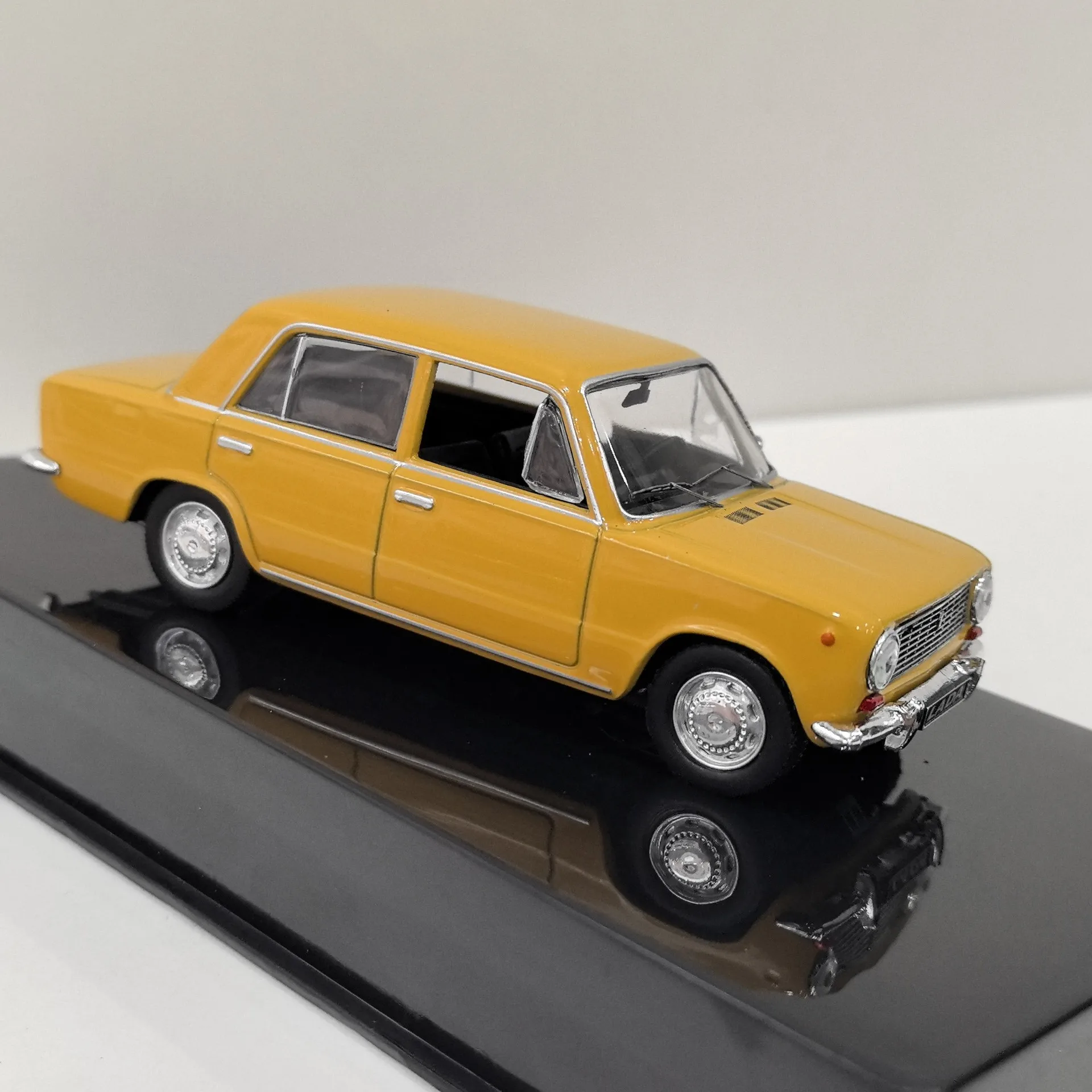 Diecast IXO Schaal 1:43 LADA 1200 1970 Lada Legering Model Auto Collectible Toy Gift Souvenir Display Ornament