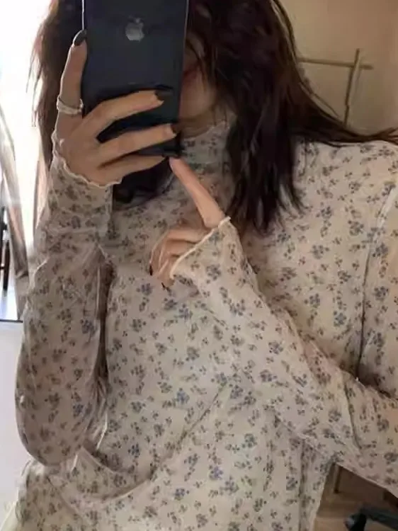 슬림핏 롱 슬리브 티셔츠 여성 겨울 얇은 플로럴 프린트 베이스 티셔츠 레이스 레이어링 이너웨어 탑 하이 칼라 버튼 장식