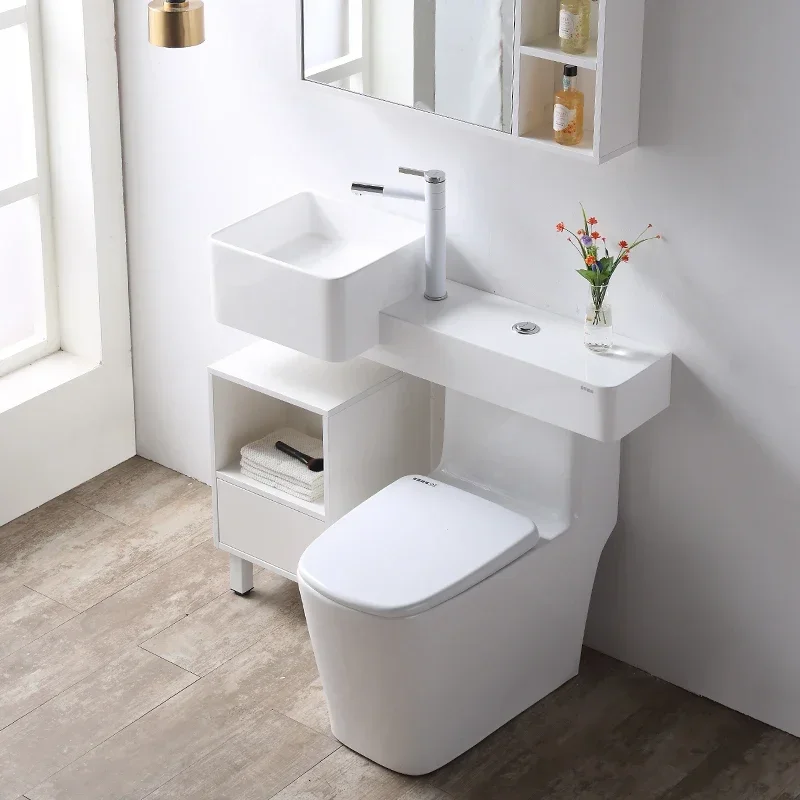 Lavabo de apartamento pequeño con inodoro, lavabo integrado con plataforma, armario de una pieza