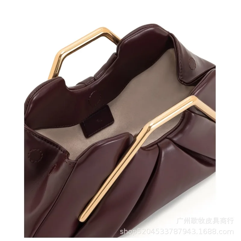 Luz de luxo moda nuvem plissado alça de metal bolsa feminina europeu e americano retro personalizado grande capacidade bolsa na moda