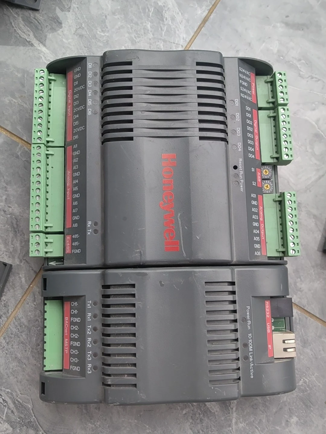 Honeywell CP-IPC Controller. As Shown In The Picture. The Unit Price Is 1200 Pieces.