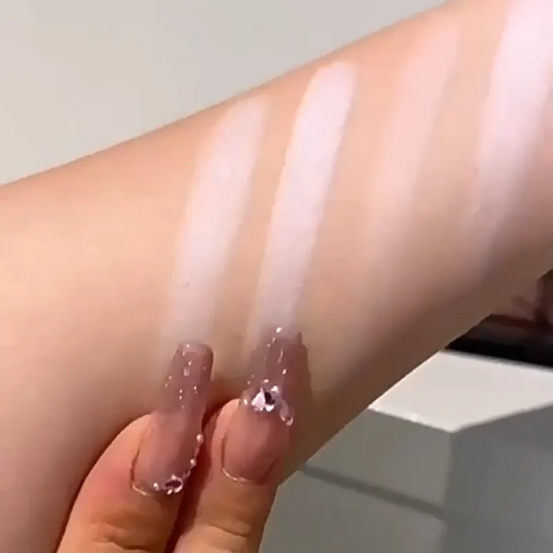 Dwukolorowy rozświetlacz i cień do powiek w pudrze, delikatny, naturalny, lekki, matowy wykończenie, cień do powiek z efektem soft focus, rozjaśniający makijaż.