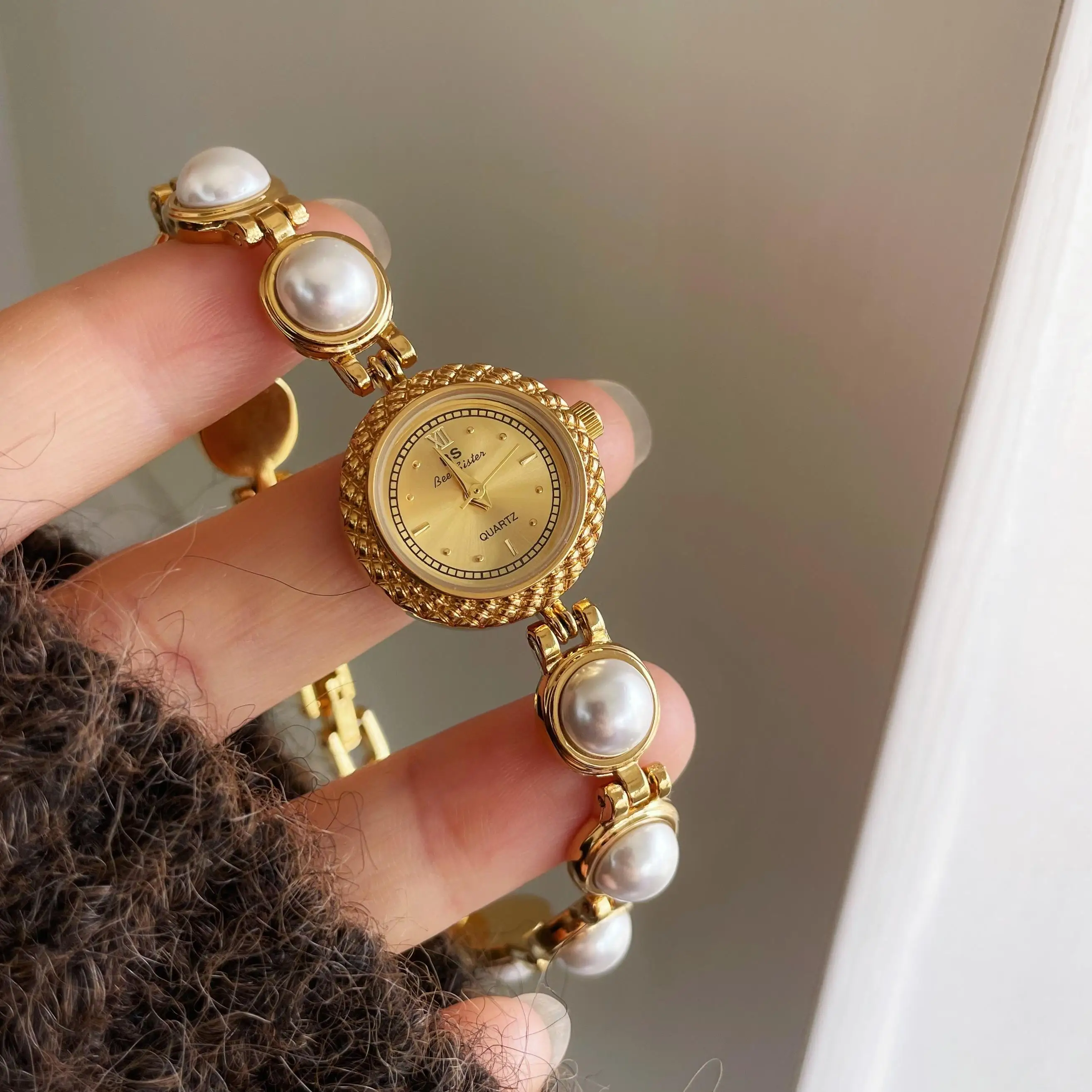 Retro-style, elegant, pearl bracelet watch for women; fashionable women's watch; birthday gift; watch accessory; women's gift.