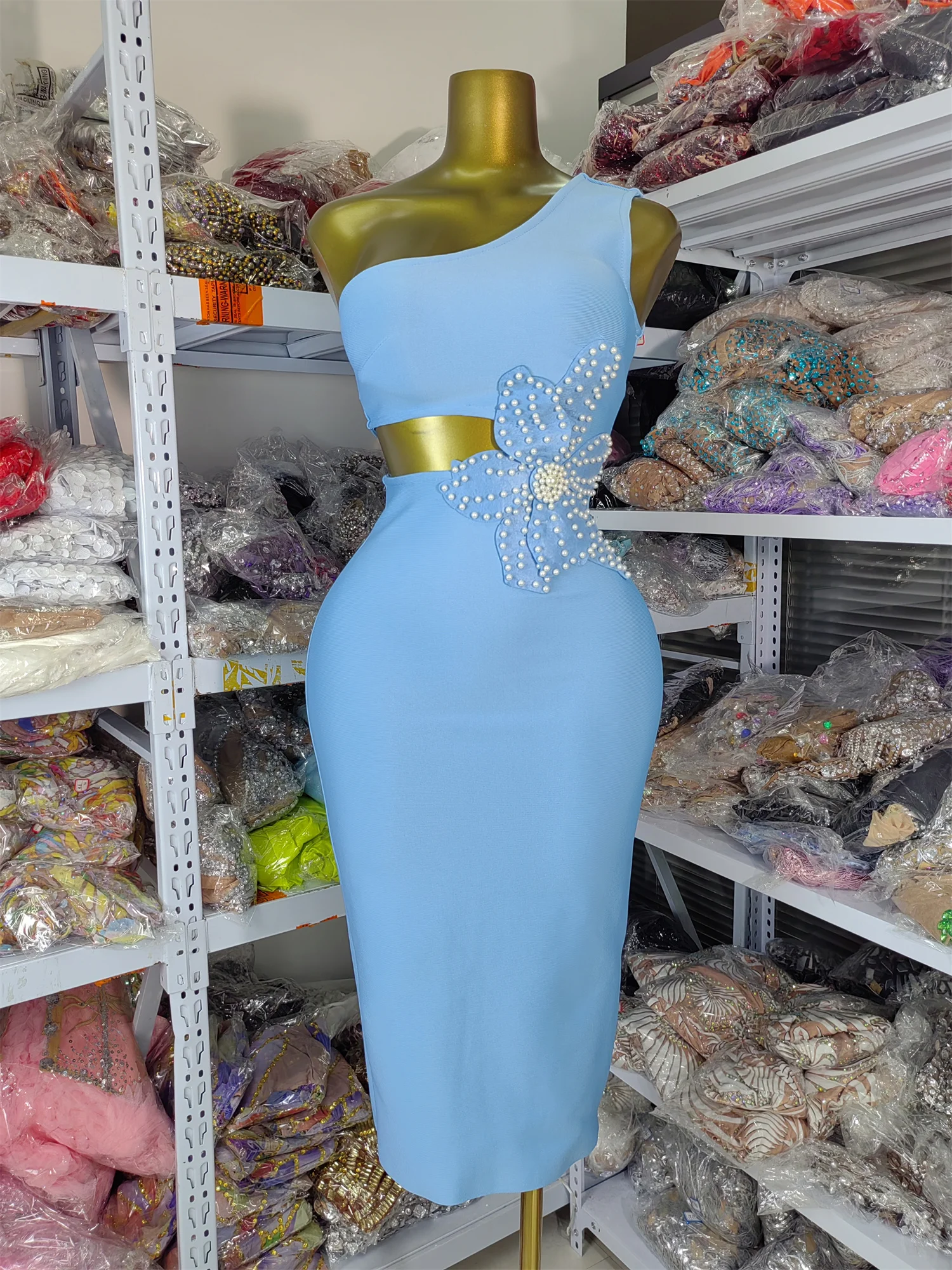 Venta de fábrica, vestido clásico del vendaje para mujer, azul cielo, un hombro recortado, bordado de perlas, hasta la rodilla, vestidos de fiesta de calle