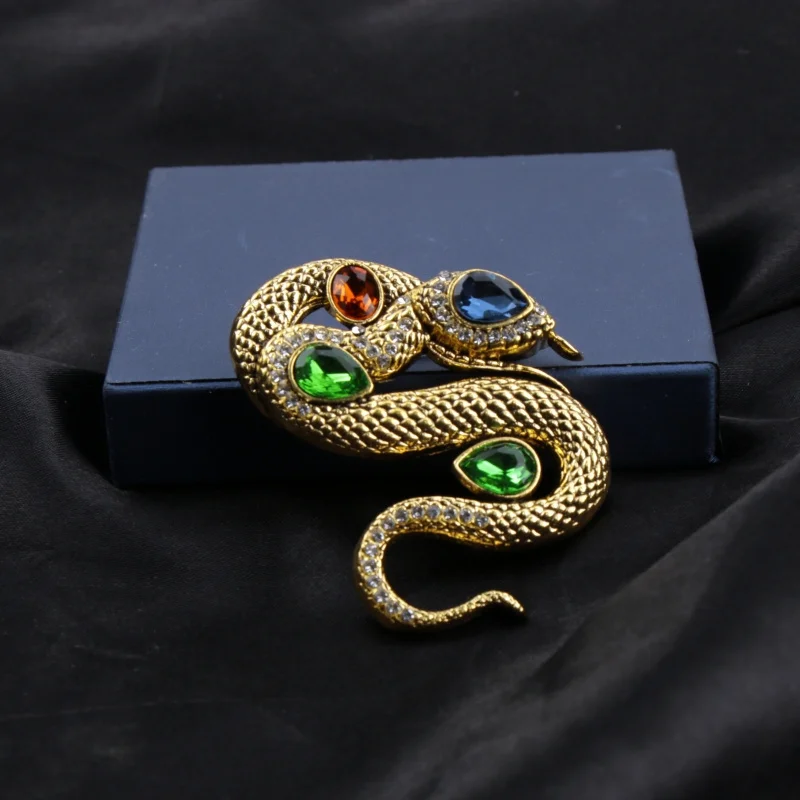 Vintage Luxury Women Men Classic Snake Crystal Badges Pin Retro Animal Rhinesotne Unisex Clothing Coat Brooch New Year Gift