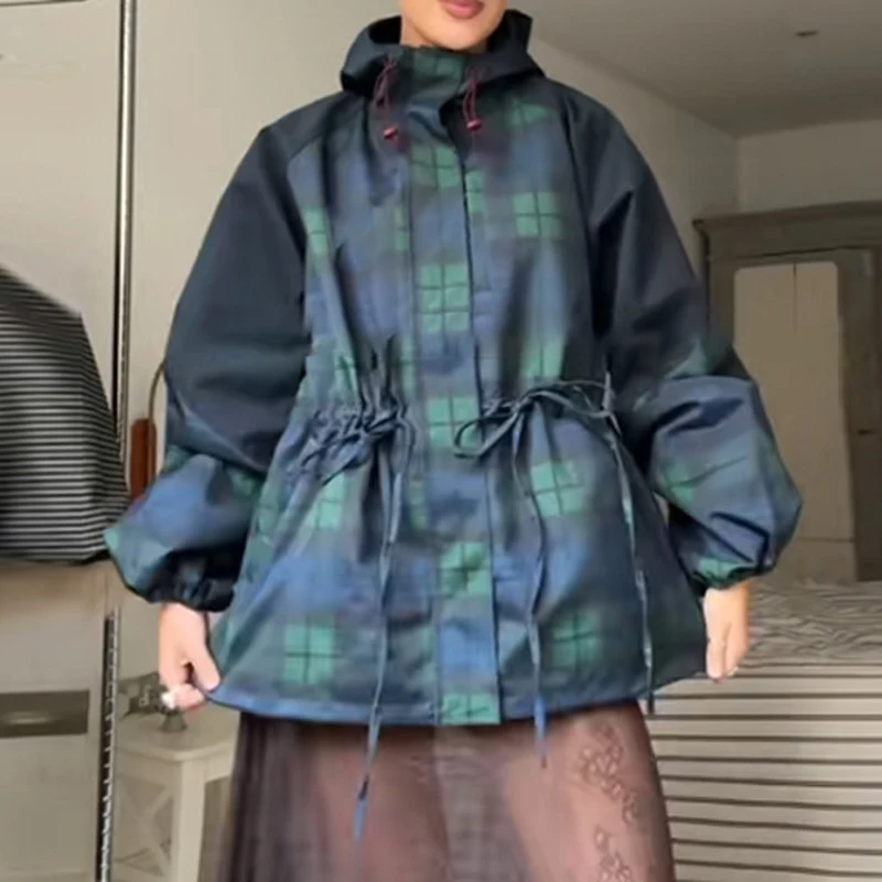 เสื้อแจ็คเก็ตผู้หญิงสไตล์ใหม่ NEW2026 คอตั้ง แต่งเชือกรูดเอว ลายสก็อตย้อนยุค ทรงหลวม สวมใส่สบาย ป้องกันลม