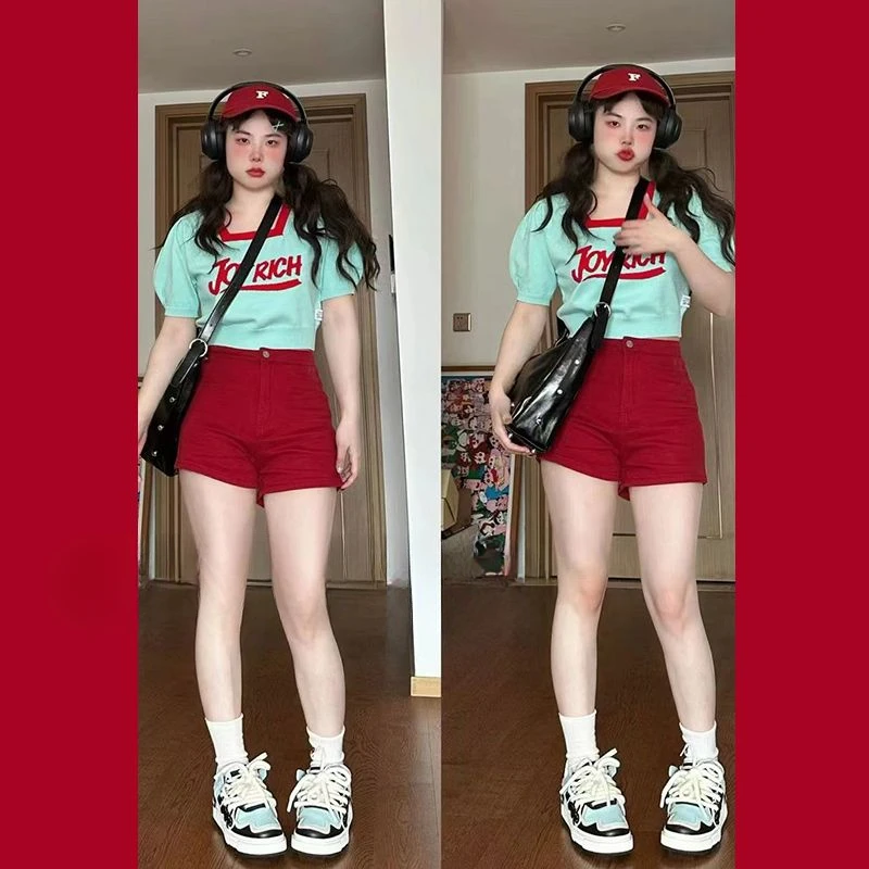 

Новый летний высококачественный дизайнерский нишевый топ с короткими рукавами и мятно-зелеными буквами и красные джинсовые шорты, комплекты из 2 предметов, женские наряды