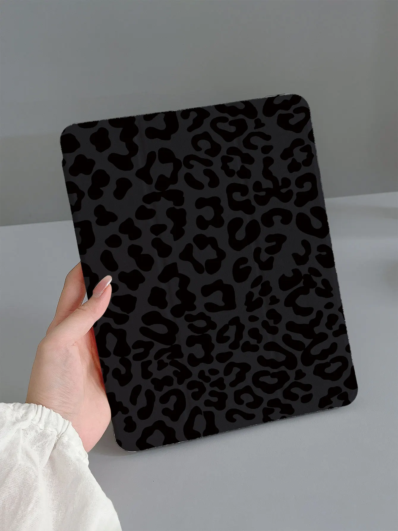 Soft Green Daisy Pattern Tablet Case, Fresh Plant and Floral Design, Suitable for iPad 9.7/10.2/10.5/10.9/12.9/Pro 11 (10Th Generation), Soft Anti-Drop Protection, Smart Stand/Automatic Wake/Sleep Function