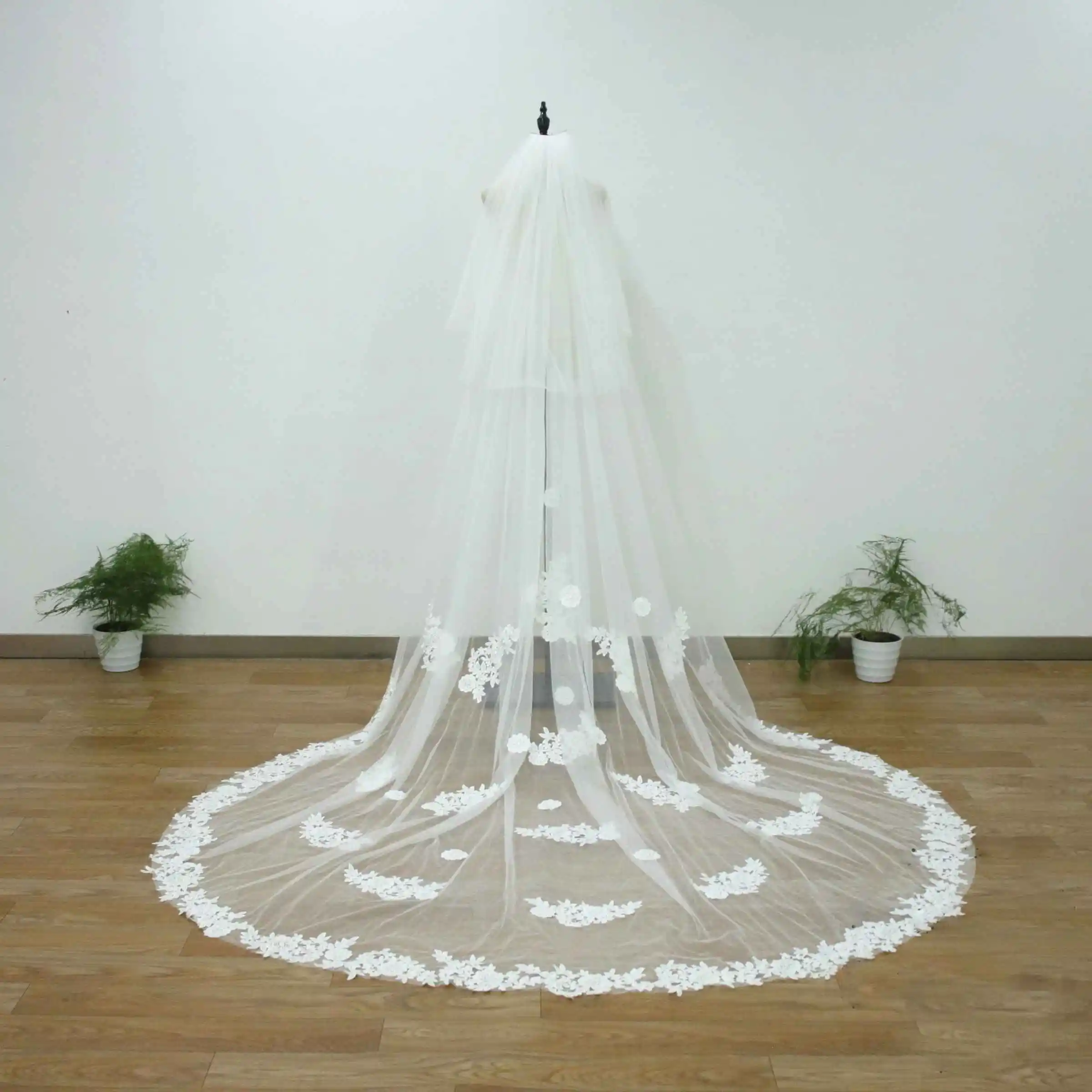 Graceful Customized Bridal Veils Two Layer Long Cathedral Length Wedding Veils Appliques Edge With Comb Marriage Accessories