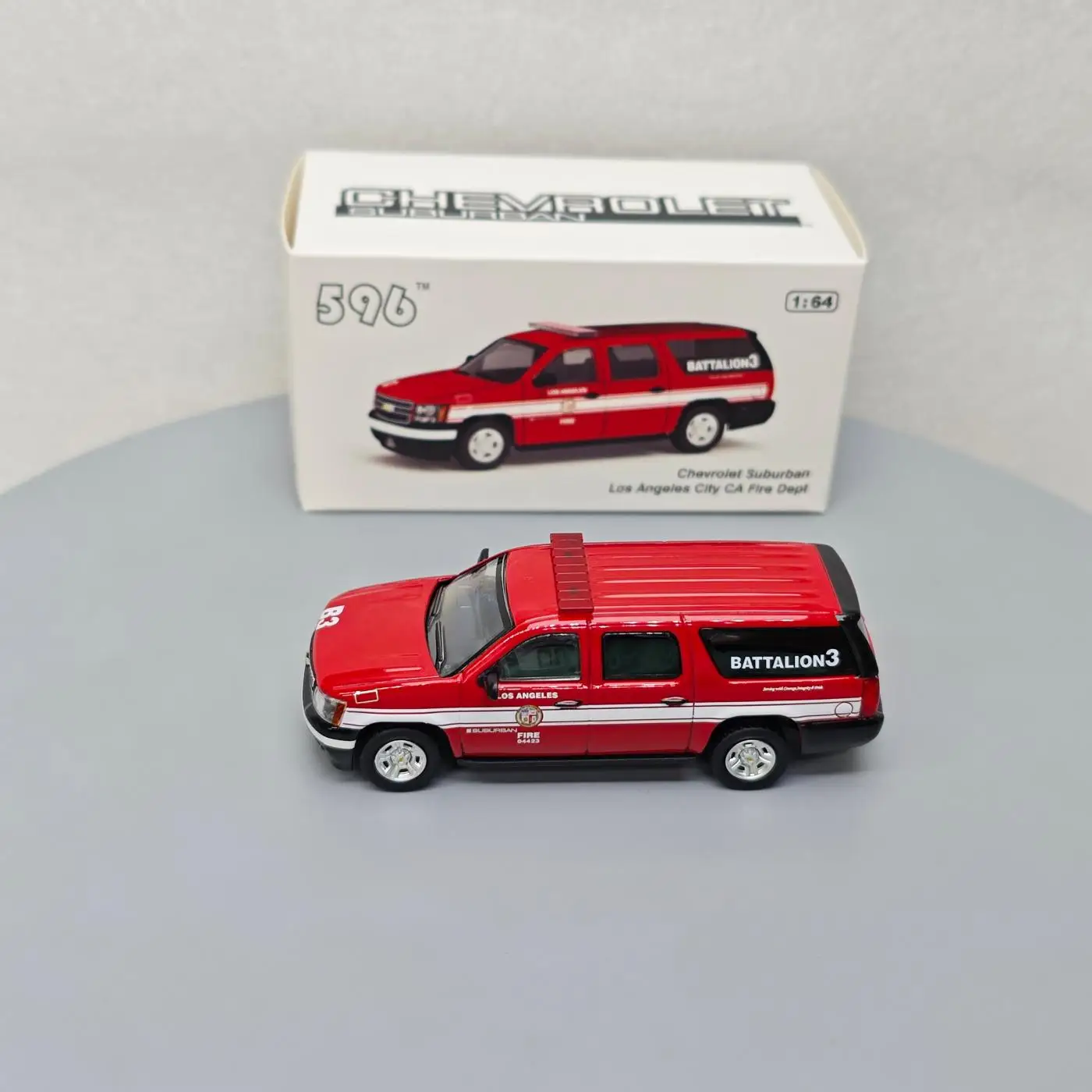 

596 1:64 Chevrolet Saab Ban - Los Angeles Fire Advanced Collection Модели автомобилей с орнаментом