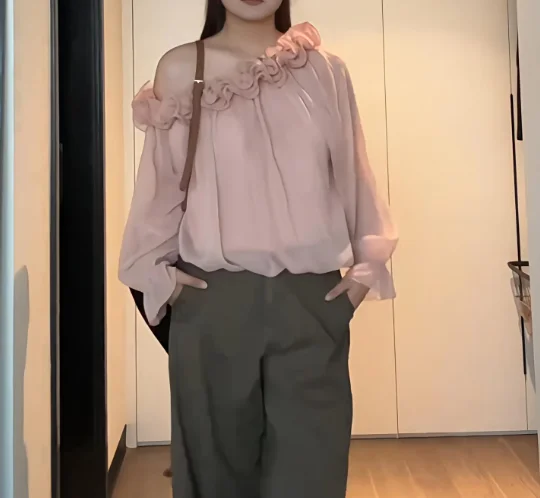 Jesienna bluzka plus size z trójwymiarowymi kwiatami, seksownym dekoltem typu slash neck, francuska, delikatna, z długim rękawem, różowa, odmładzająca bluzka dla dziewczyny.