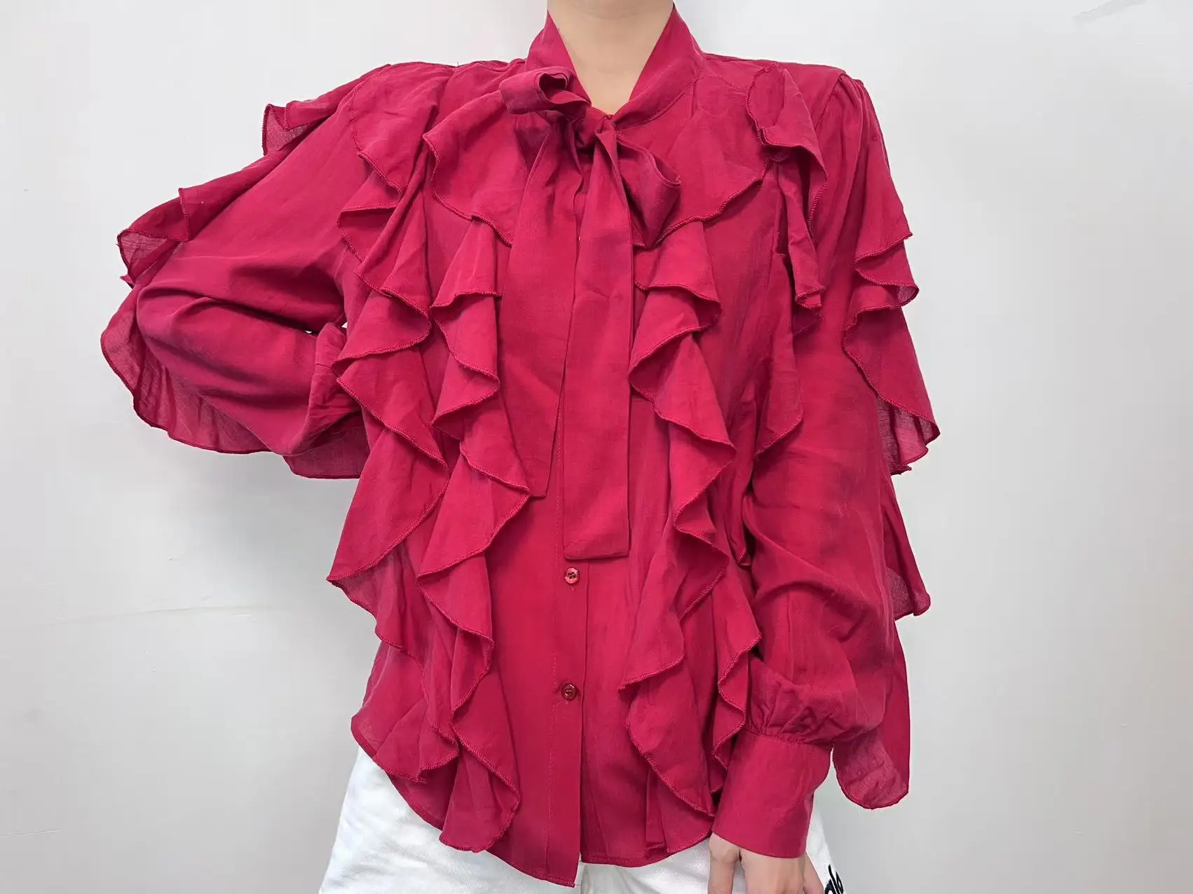 เสื้อผ้าผู้หญิงสไตล์ใหม่ฤดูร้อน 2025 ดีไซน์หวานแหวว มีสไตล์ โดดเด่น เสื้อเชิ้ตแขนยาว