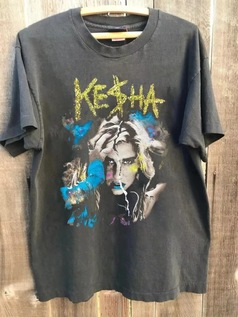 

Винтажная дорожная рубашка Kesha The Tits Out в американском стиле хип-хоп 2025 года, летняя новая винтажная модная мужская и женская повседневная спортивная уличная одежда
